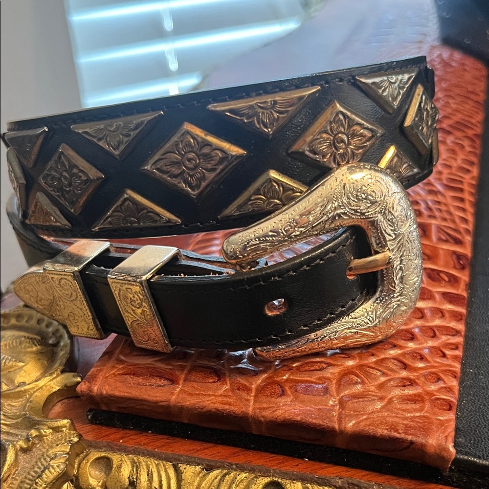Western Black Leather Belt with Ornate two tone Silver Buckle. Brand New!🌟